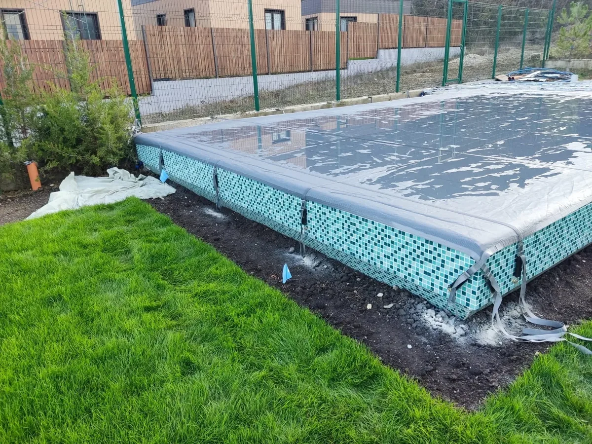 Батутное покрывало на бассейне в Белогорске